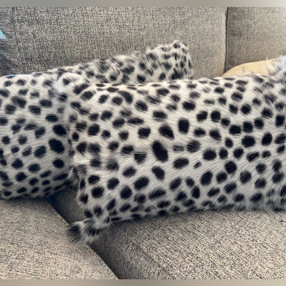 Set of 2 Leopard Faux Fur Lumbar Pillows |